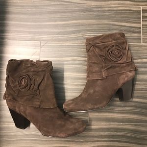 Van Eli brown suede booties